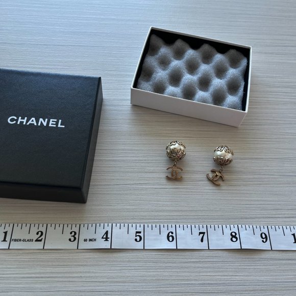 Vintage Logo earrings - Picture 5 of 16